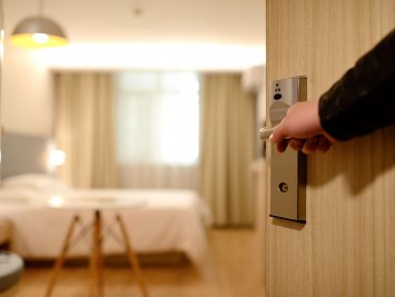 Je rezervácia ubytovania cez booking.com záväzná a s povinnosťou platby?