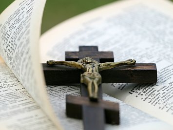 JUDIKATÚRA: Účasť otca na cirkevnom obrade (prvé sväté prijímanie maloletého dieťaťa) pri zákaze styku otca s maloletým dieťaťom