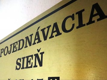 Vyžaduje zásada rovnosti účastníkov doručenie návrhu na neodkladné opatrenie protistrane?