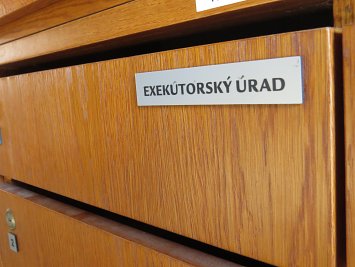 SKE: Pre niektorých ľudí sa z exekúcií stal nebezpečný systém