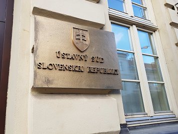 Upovedomenia o zastavení starých exekúcií v časti paušálnych trov sú ústavne udržateľné