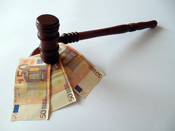 JUDIKATÚRA: Skúmanie dôvodnosti poriadkovej pokuty za neskoré ospravedlnenie neúčasti na pojednávanie spojené so žiadosťou o odročenie pojednávania